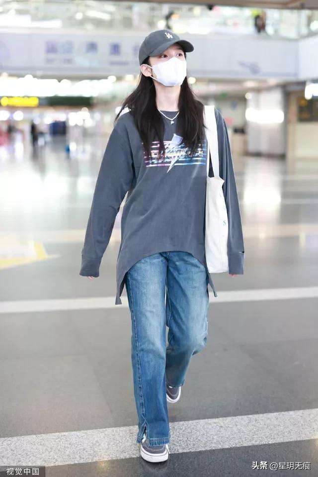 Zhang Jingyi appeared at the Capital Airport gray long-sleeved T-shirt ...