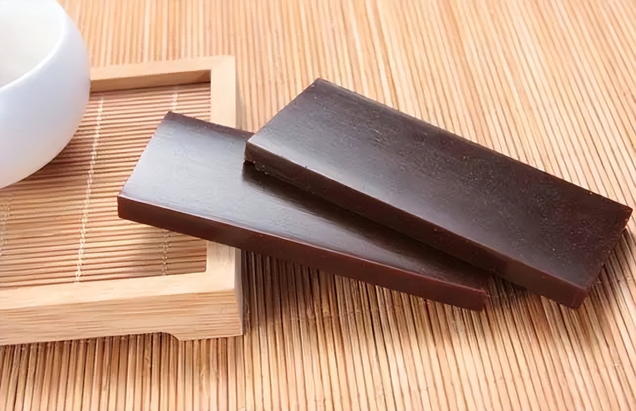 Soy products, donkeyhide gelatin, royal jelly, chocolate cyst patients