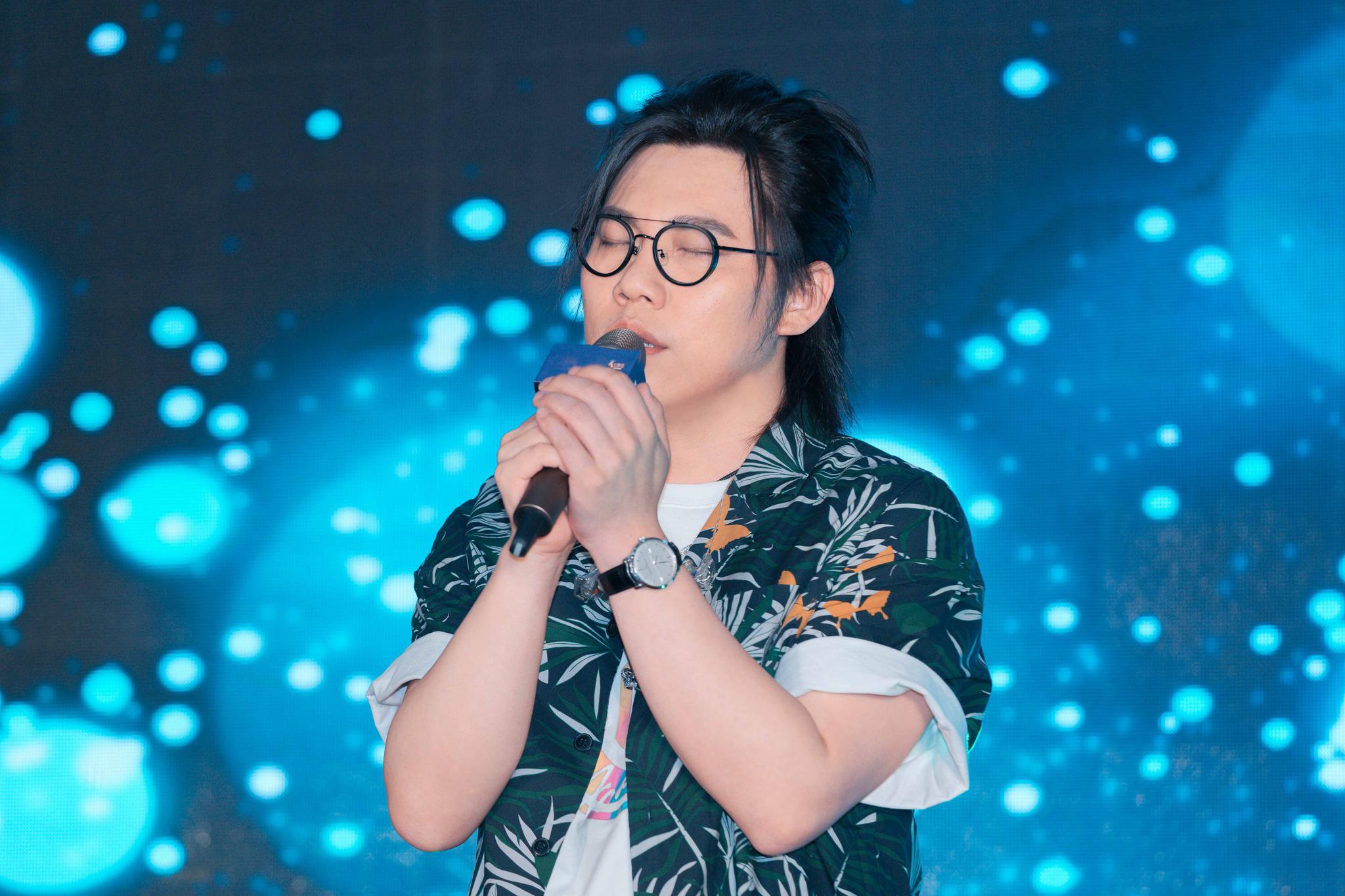 A recent photo of the champion of "The Voice" shows that Li Qi has a ...