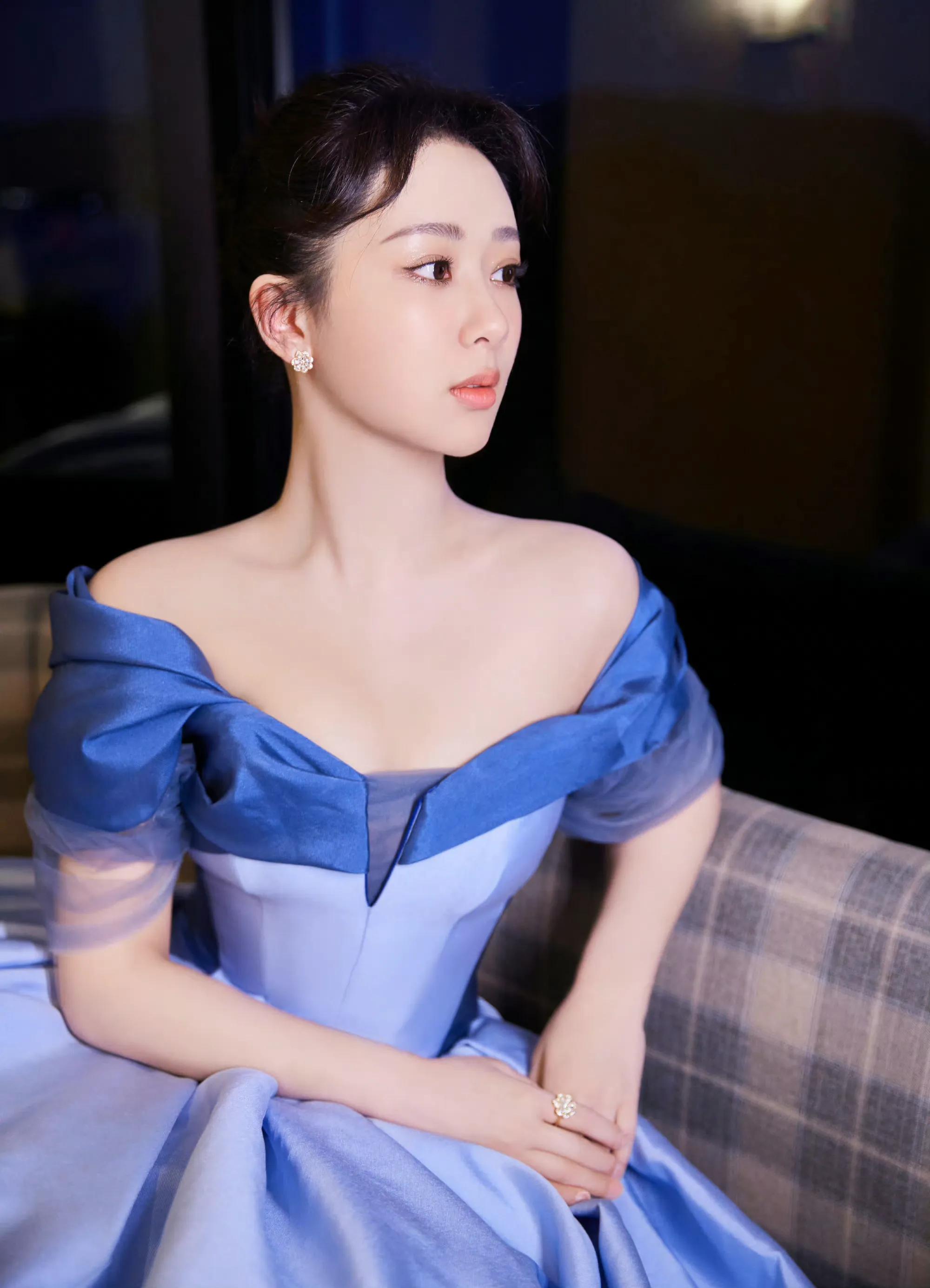 Female star Yang Zi fashion photo: Yujie Bingqing, Huarongyuemei - iNEWS