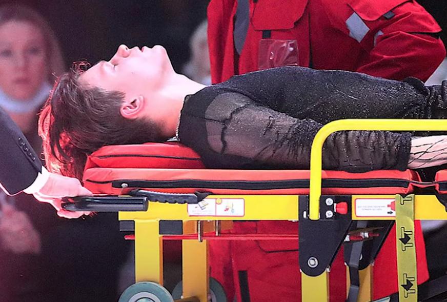 Seriously injured!The 18yearold Russian figure skating star failed to
