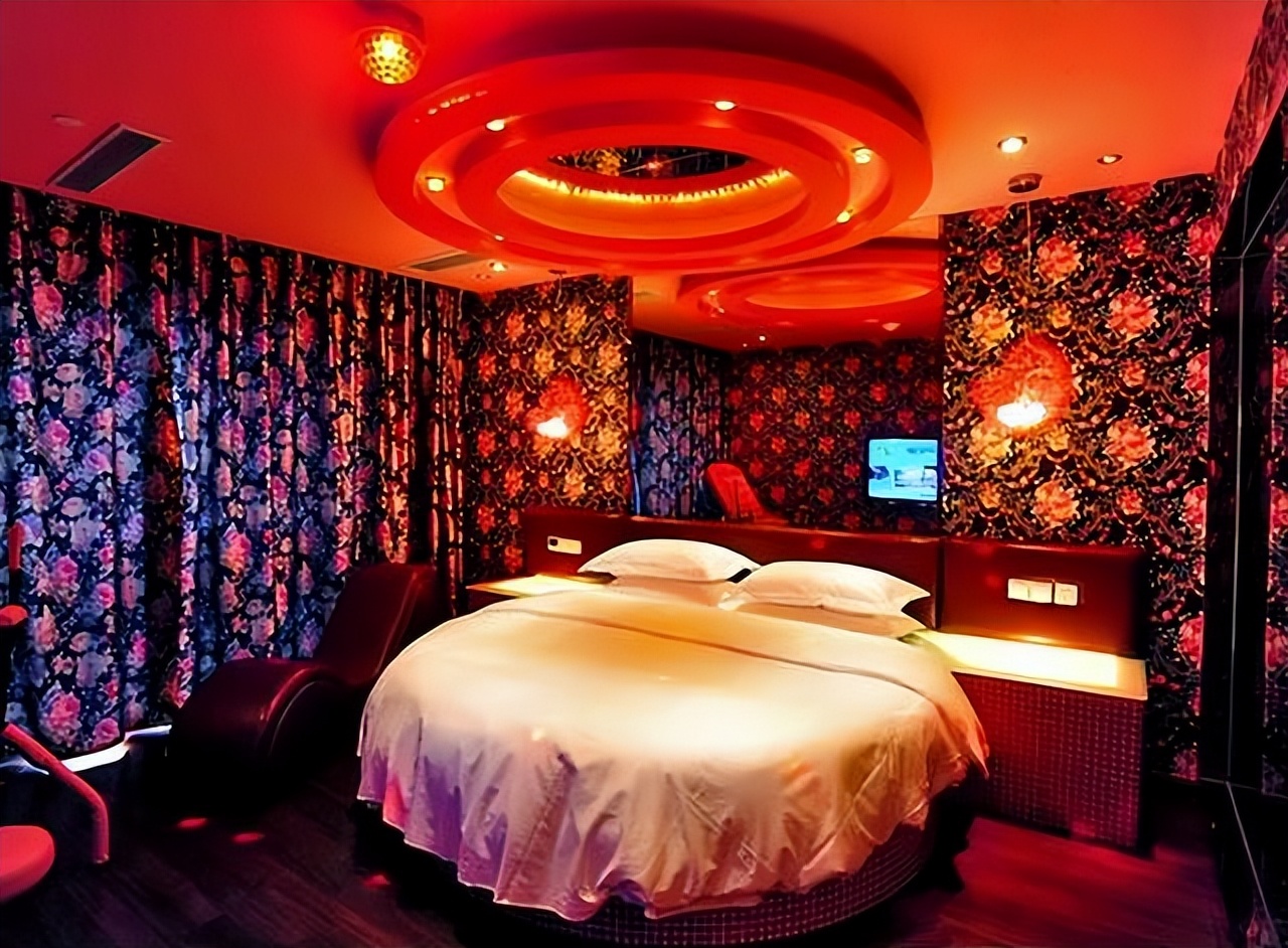 Most love hotels have "round beds". What is the reason for this design
