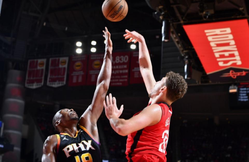 33 points, 16 rebounds and 6 assists! The Rockets deal really won the