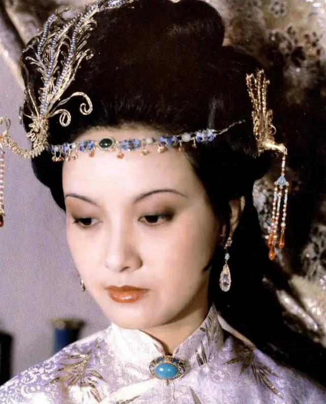The 65-year-old Deng Jie is really aging gracefully, her dress is ...