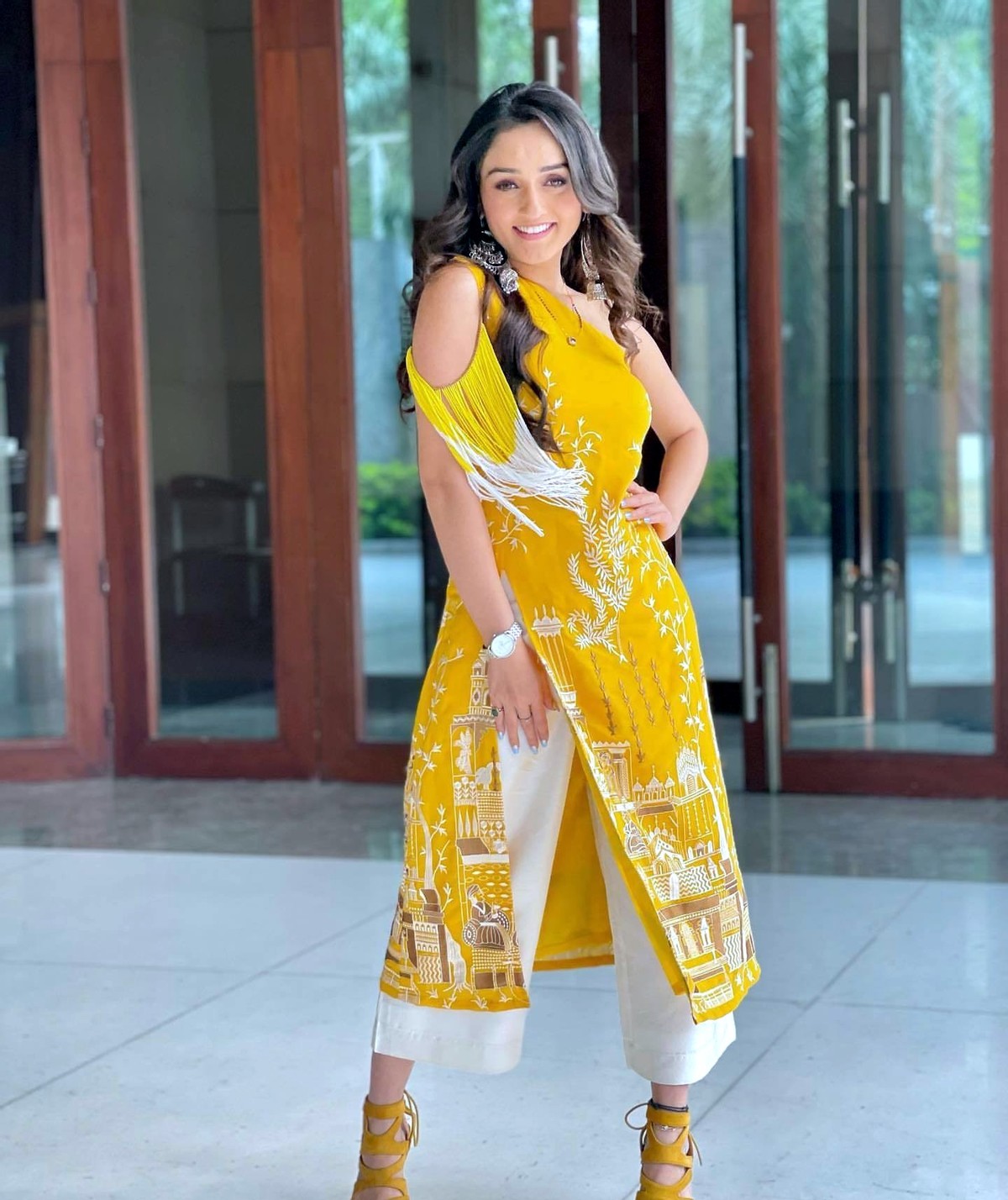 The fashion goddess of India's national treasure, with a beautiful