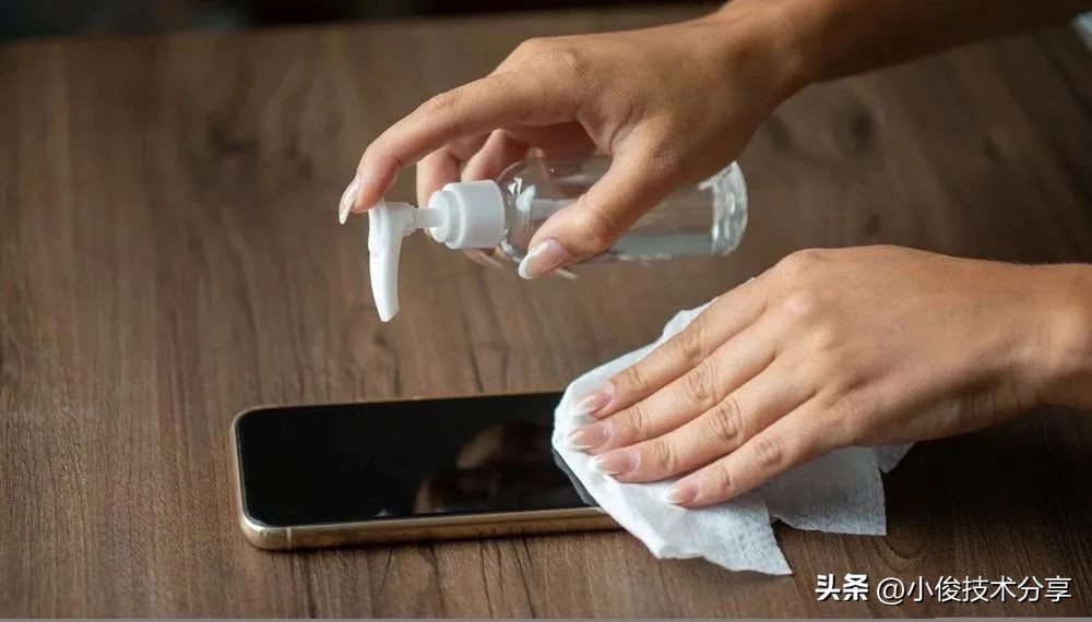 Don't wipe the dirty phone screen with paper, teach you how to clean