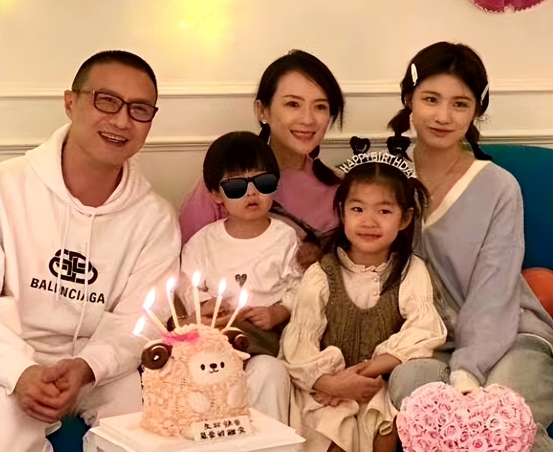 Wang Feng and Zhang Ziyi took the three children to the exhibition. The 2-year-old son looks like Wang Feng, and the little apple is close to his father's height