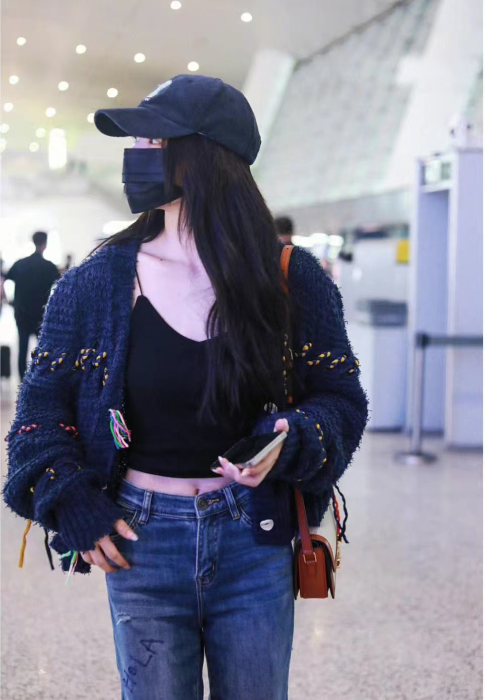 Xu Mengjie airport private clothes, sweater cardigan and blue slit ...