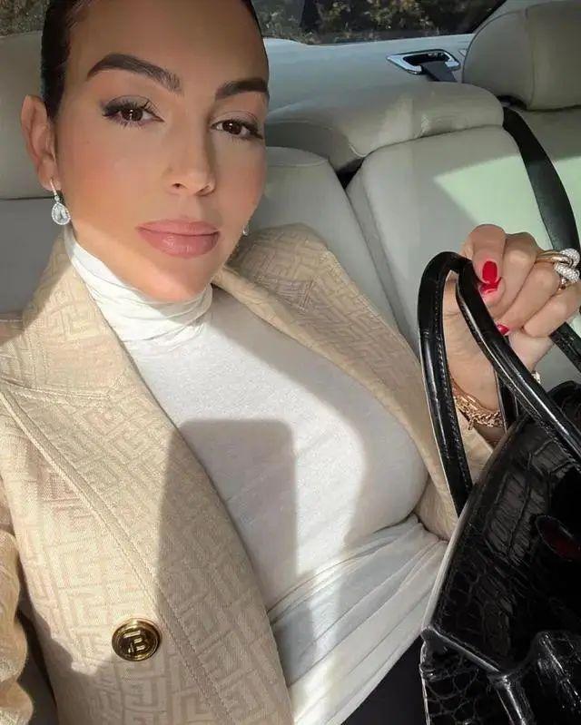 Cristiano Ronaldo's girlfriend shows off her wealth and wears