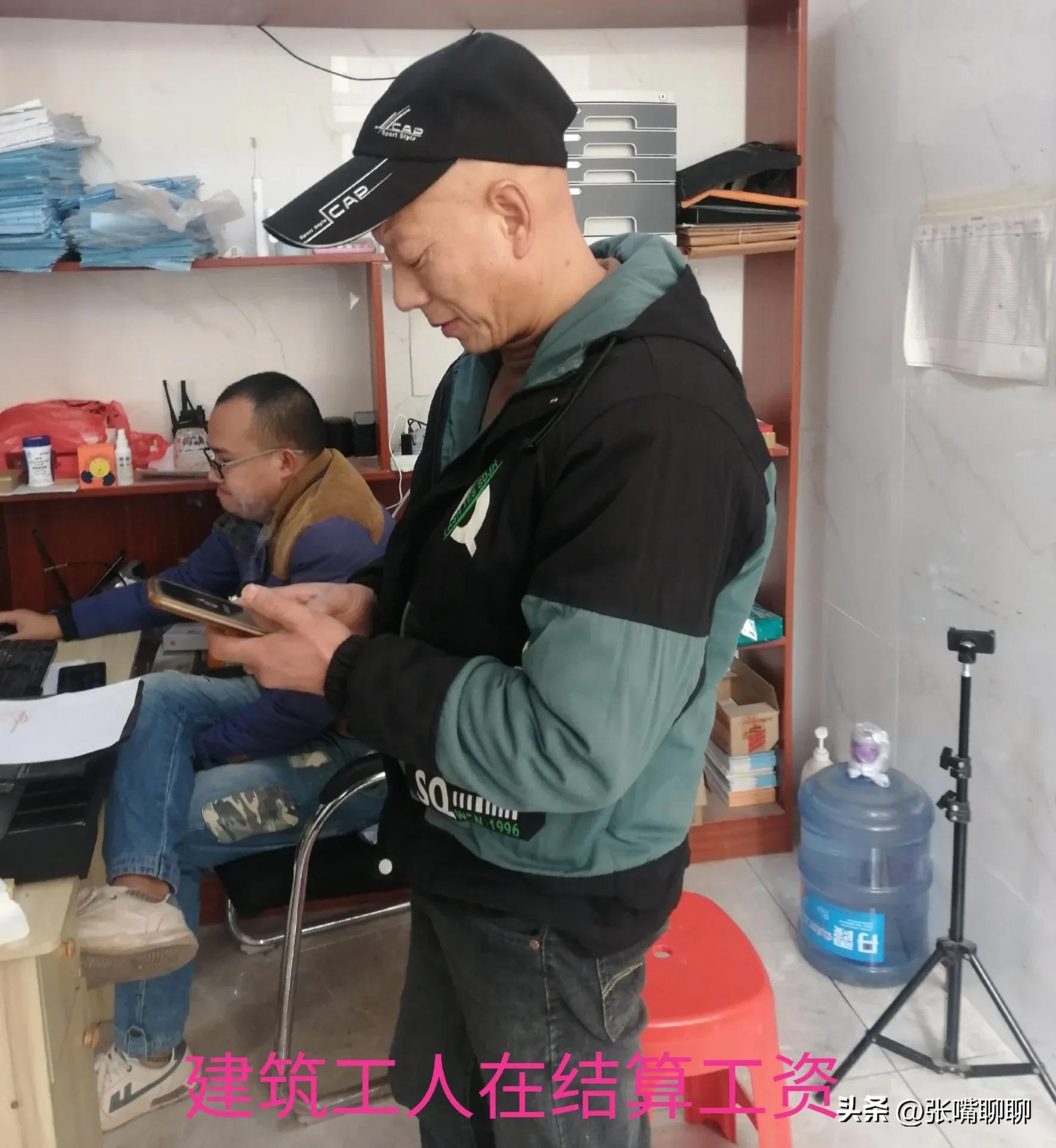 Does he look like Feng Xiaogang? - iMedia