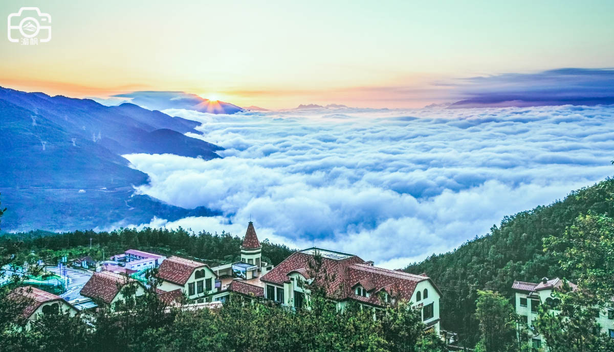 Looking at Wushan Mountain from Motianling, it is exactly what Liu Yuxi ...