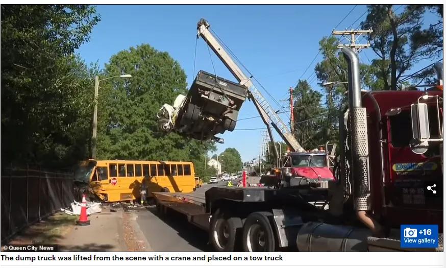 Terrible: US school bus full of 40 children hit by truck in the middle ...