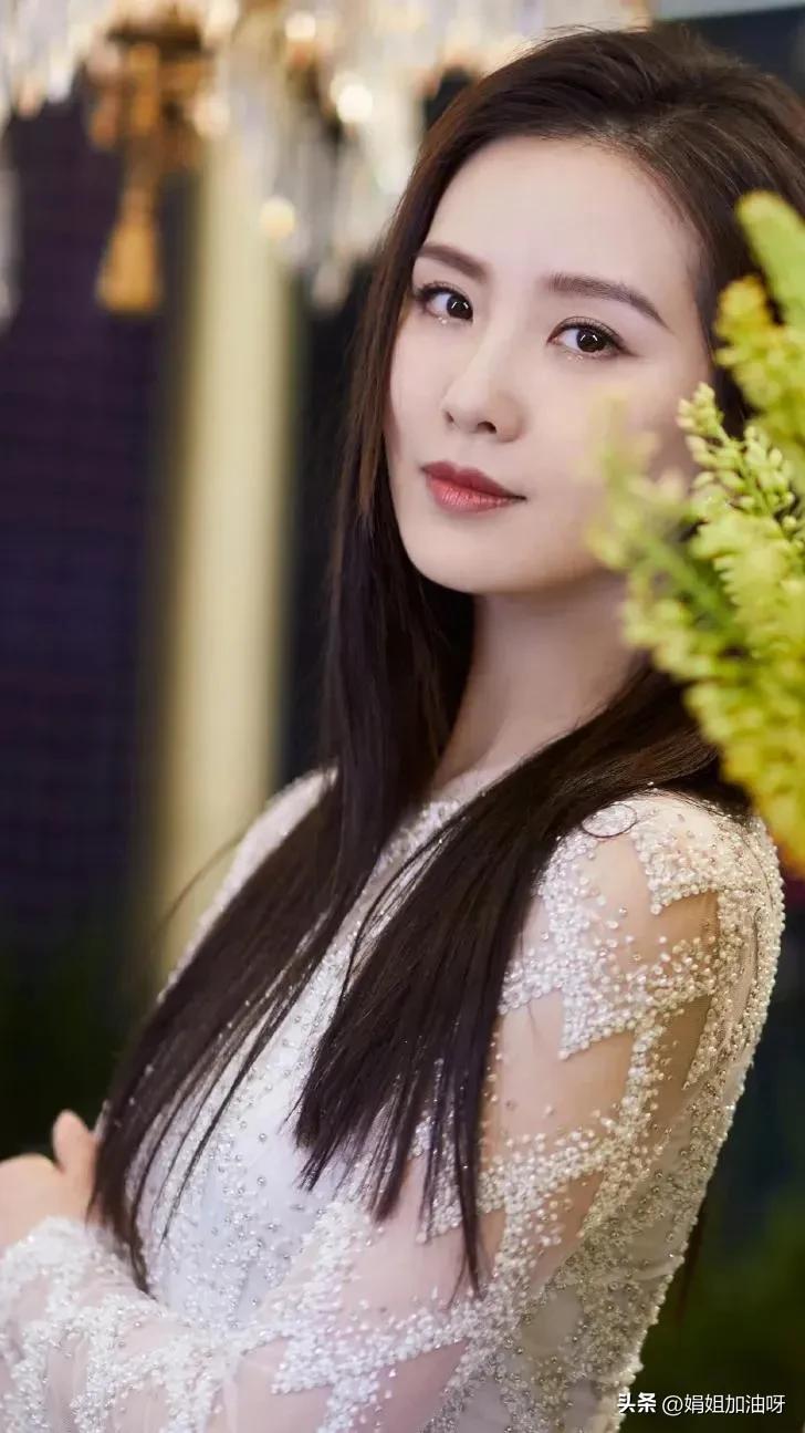 Share pictures, temperament goddess Liu Shishi - iNEWS