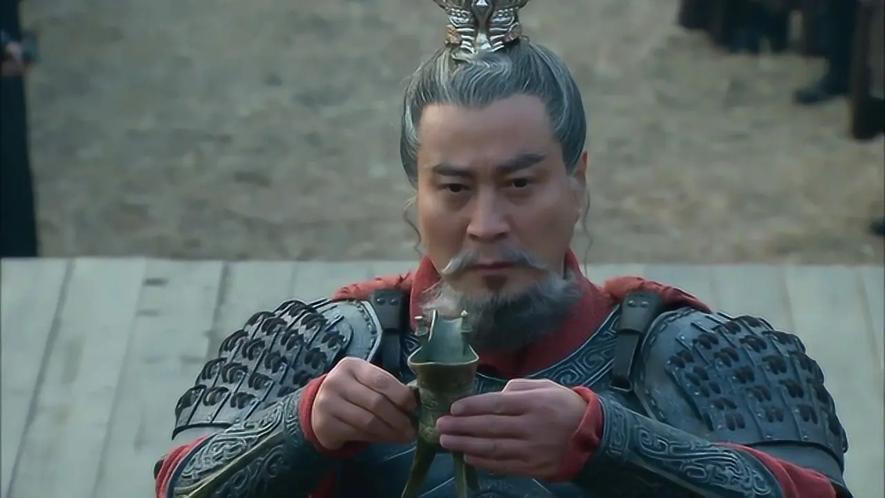 Dong Zhuo leads his troops to Beimang, and rides three thousand paces ...