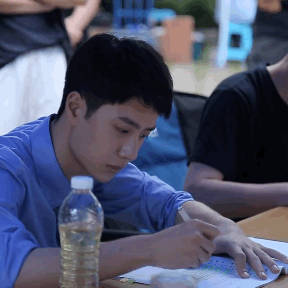 Wang Yibo and the teacher learned to drink tea iNEWS