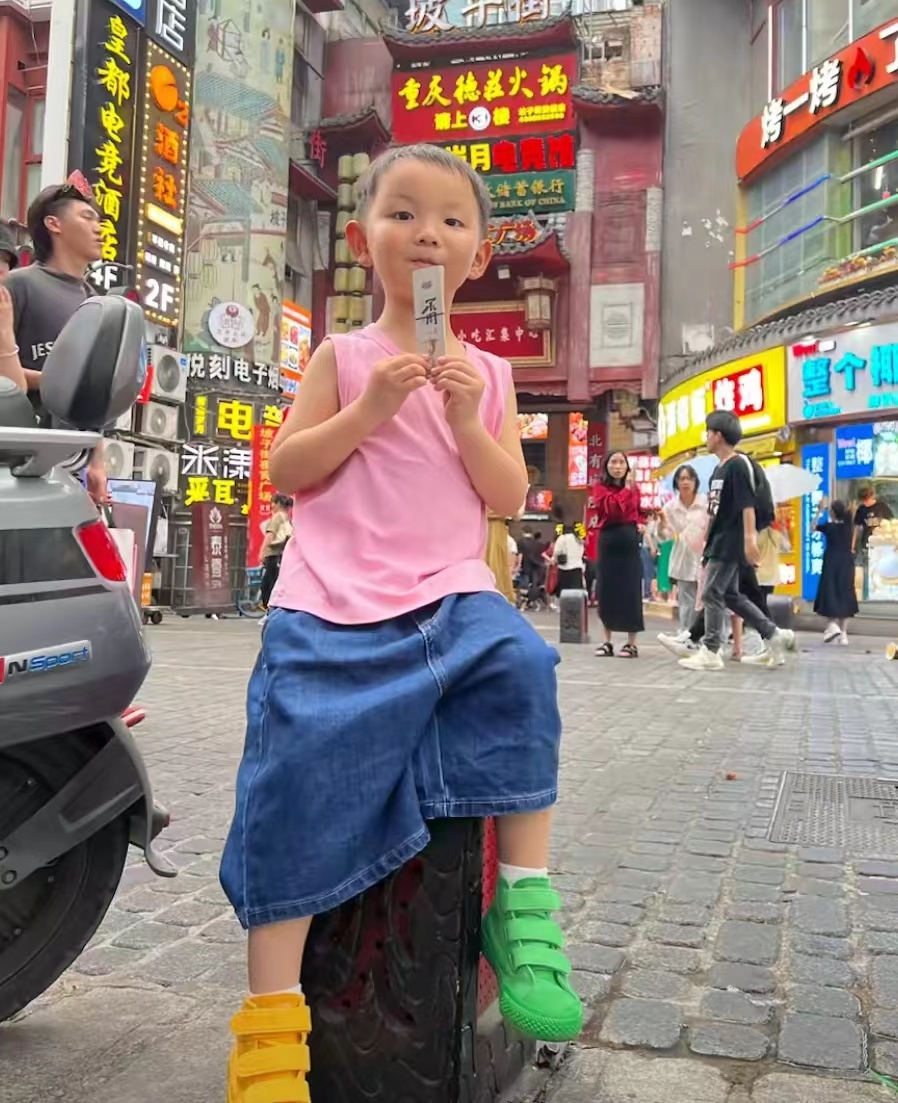Xiong Lei took his son Yan Bao to Changsha to play, the comment area ...
