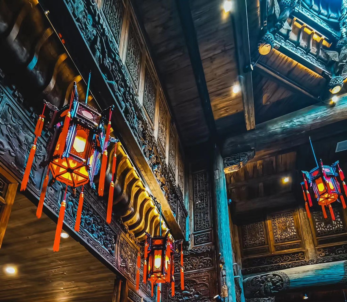 What are the characteristics of the architectural style of the folk