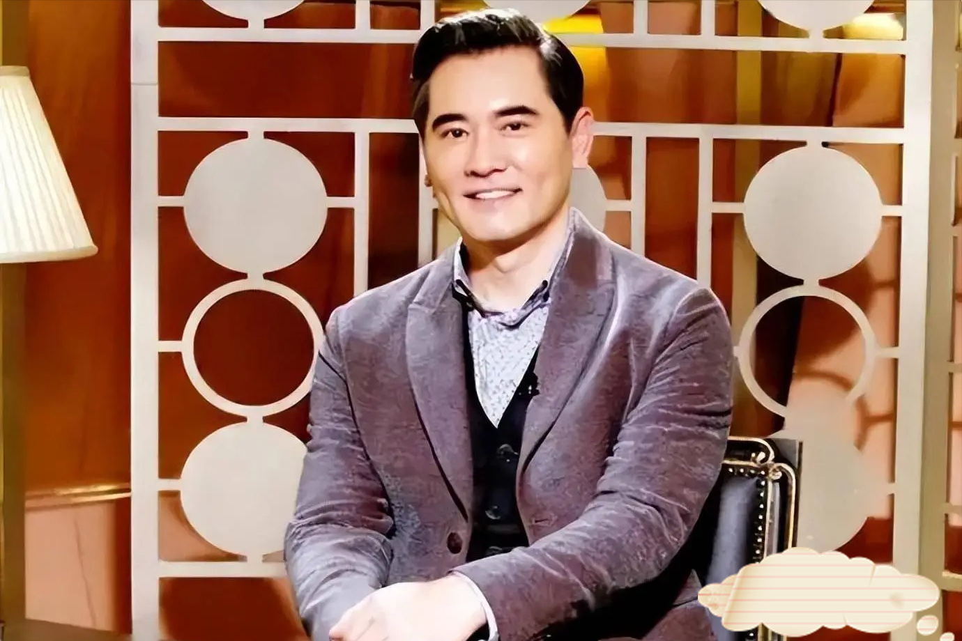 Zhou Xun and Chen Hong fell in love with him at first sight. He never ...
