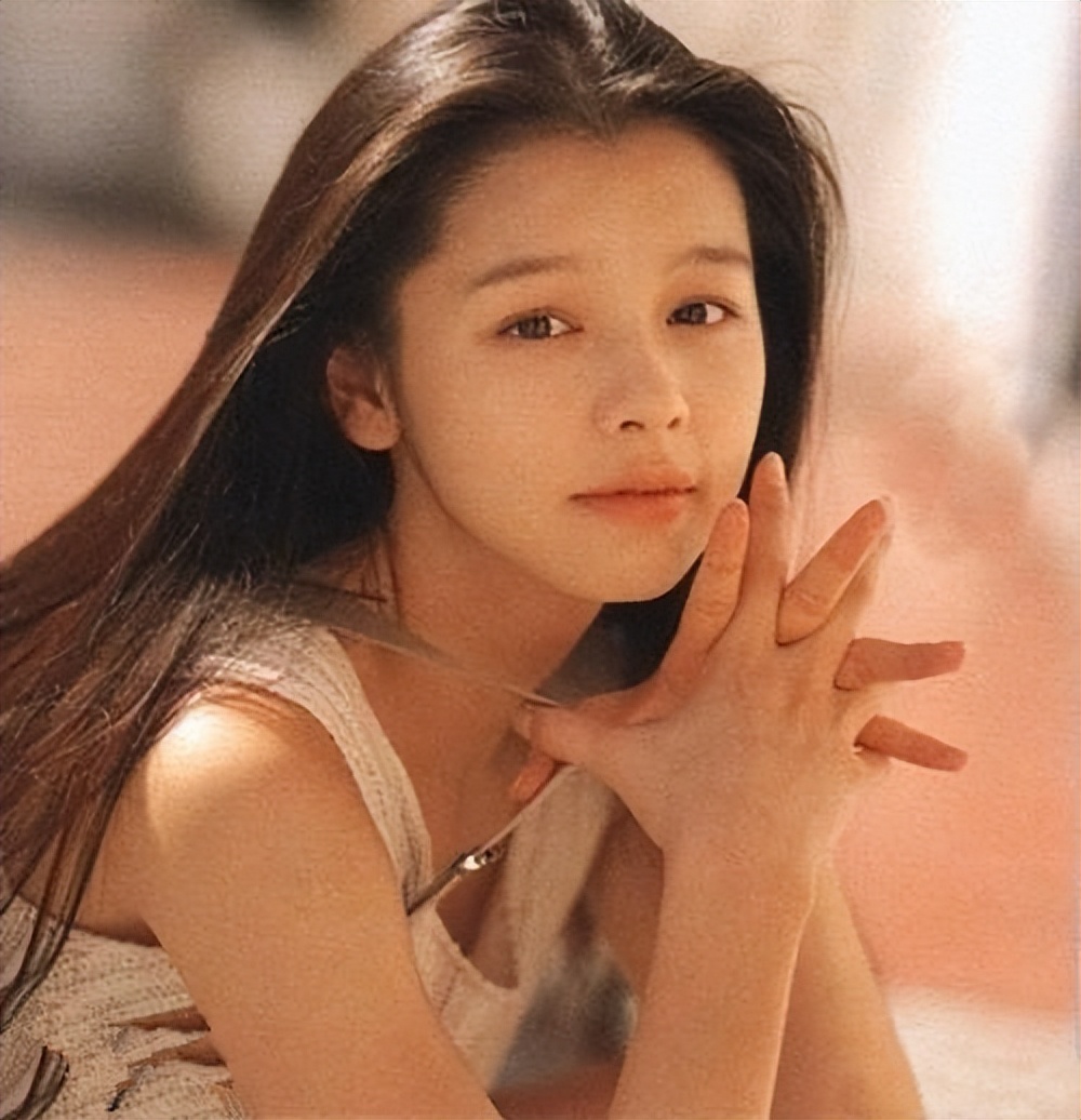 The pure and beautiful girl has fun behind her back, and was exposed to