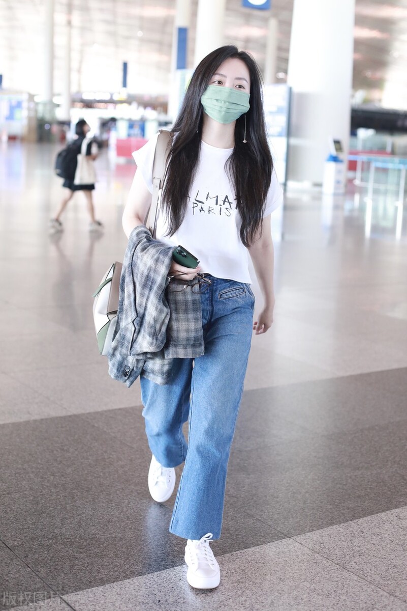 Zhang Liangying appeared at Beijing Airport - iNEWS