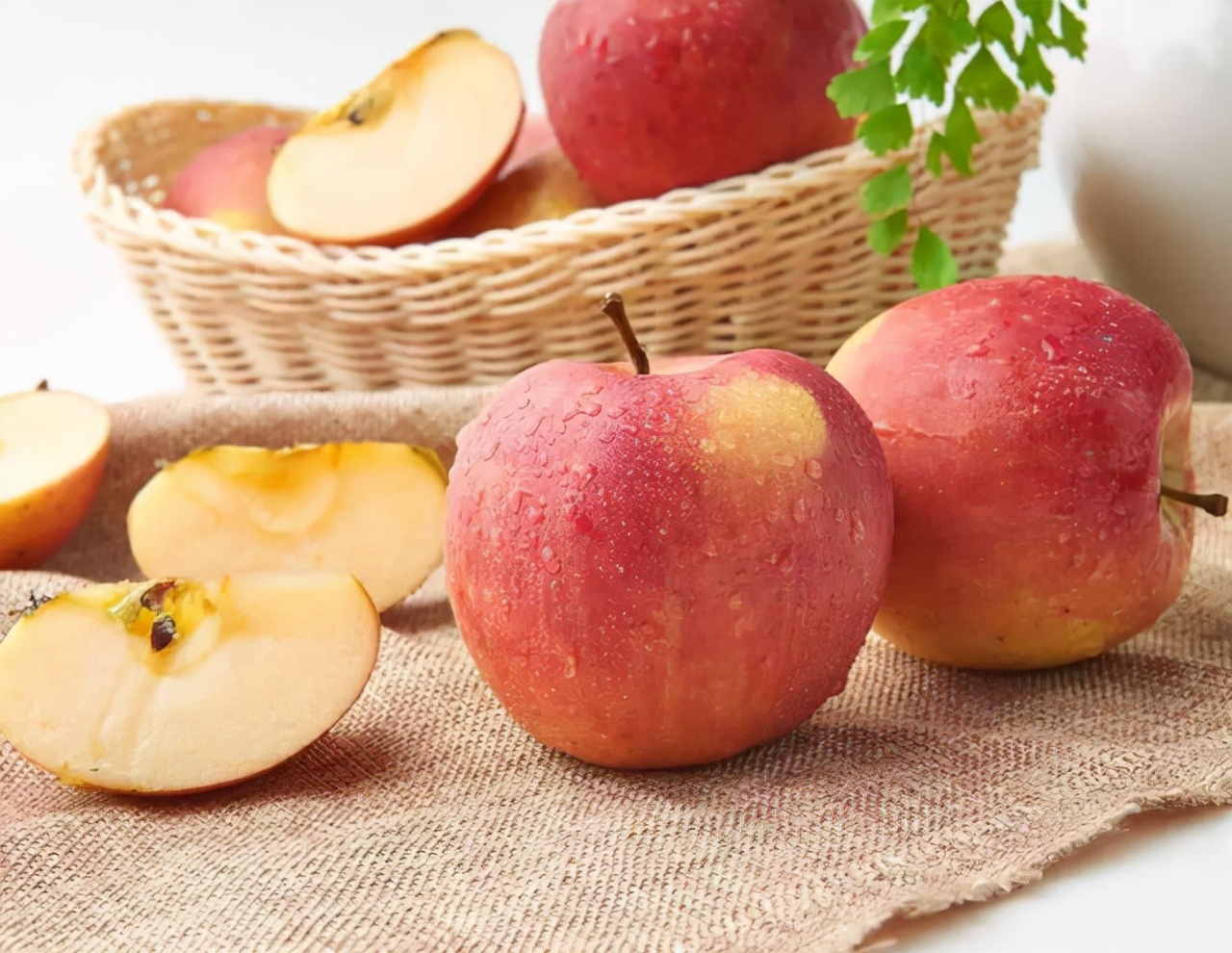 Eating apples at night hurts the stomach?The doctor At night, eat less of these 4