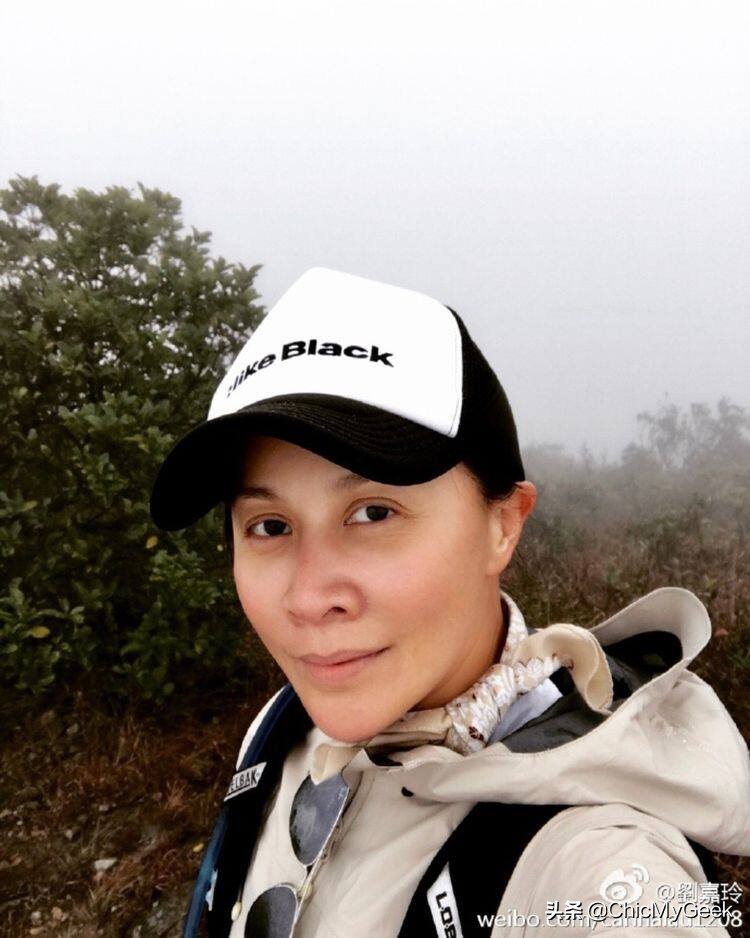 Female stars take selfies with no makeup on their faces!Joey Yung is ...