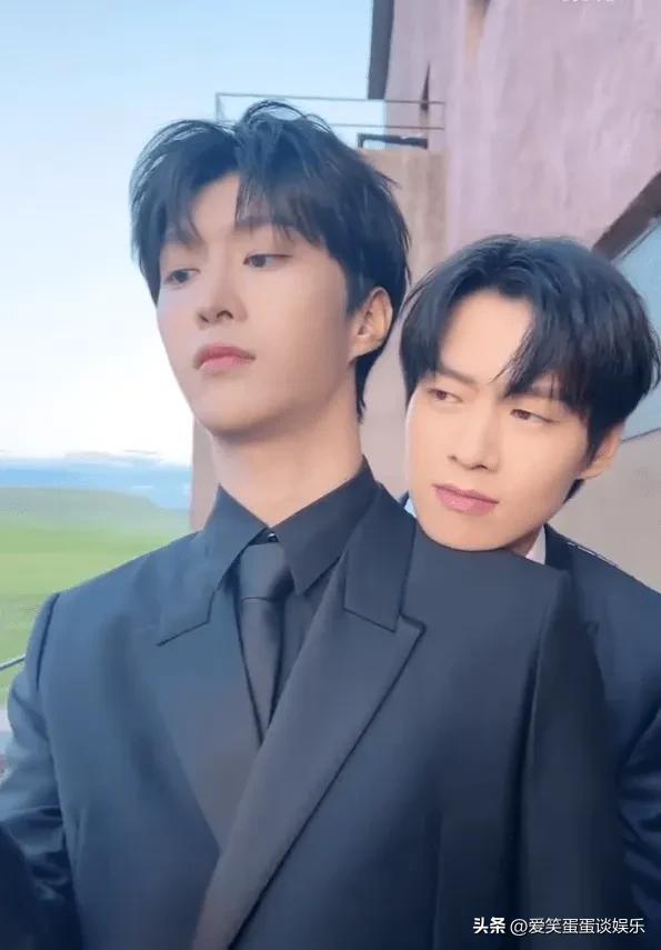 Fan Chengcheng and Wei Daxun dance together in a hand gesture dance ...