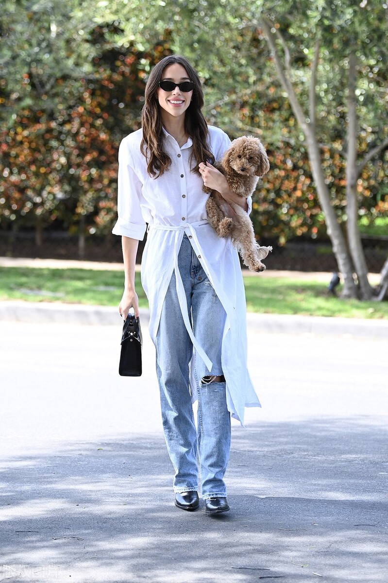 Sofia Calpo walks the dog in an elegant and stylish white long shirt ...