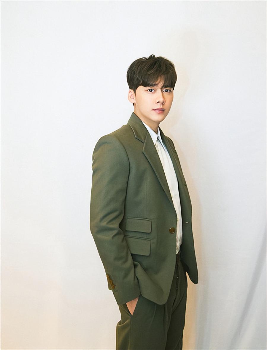 At first glance, Li Yifeng's parents are a scholarly family, and they ...