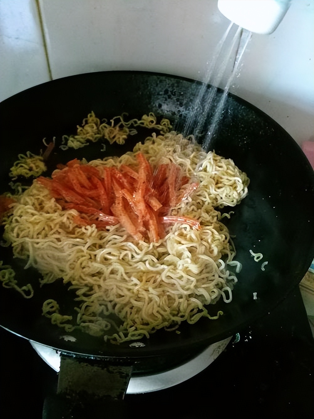 Don't throw away the fork in the instant noodles, bake it with a