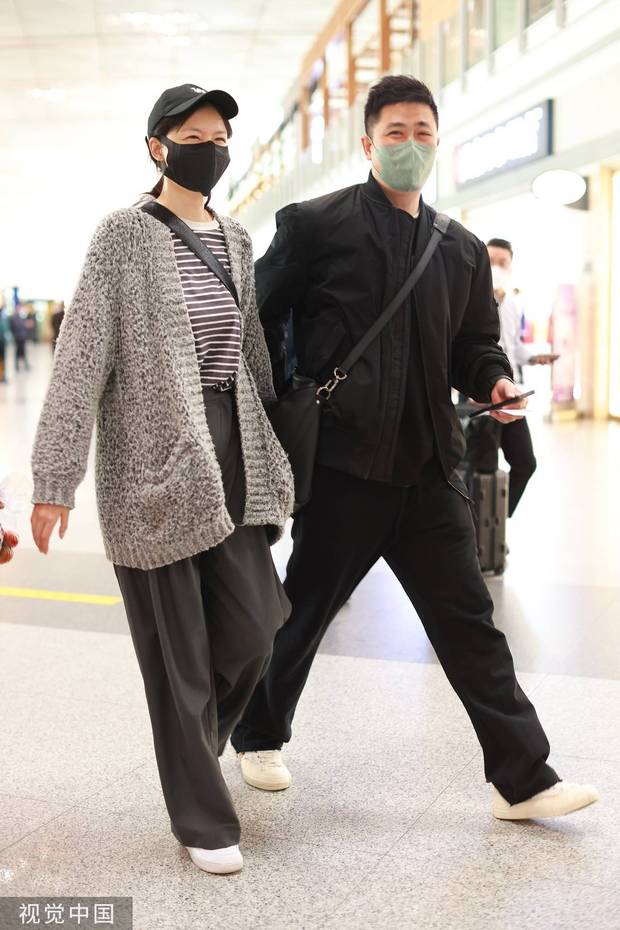 Li Ai and her husband Zhang Xuning hold hands and appear at the airport ...