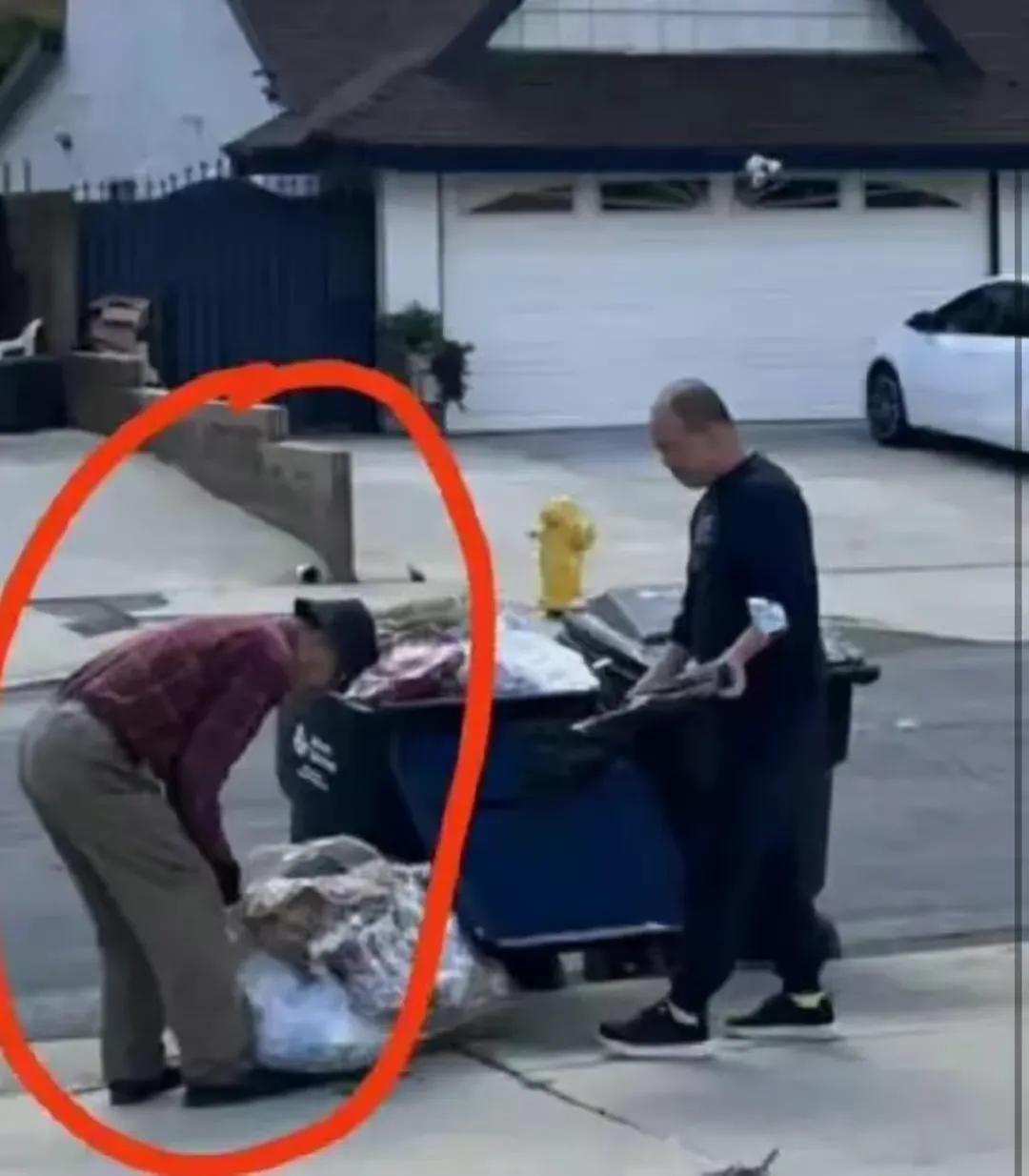 66yearold Sun Haiying appeared on the streets of the United States, skillfully digging through