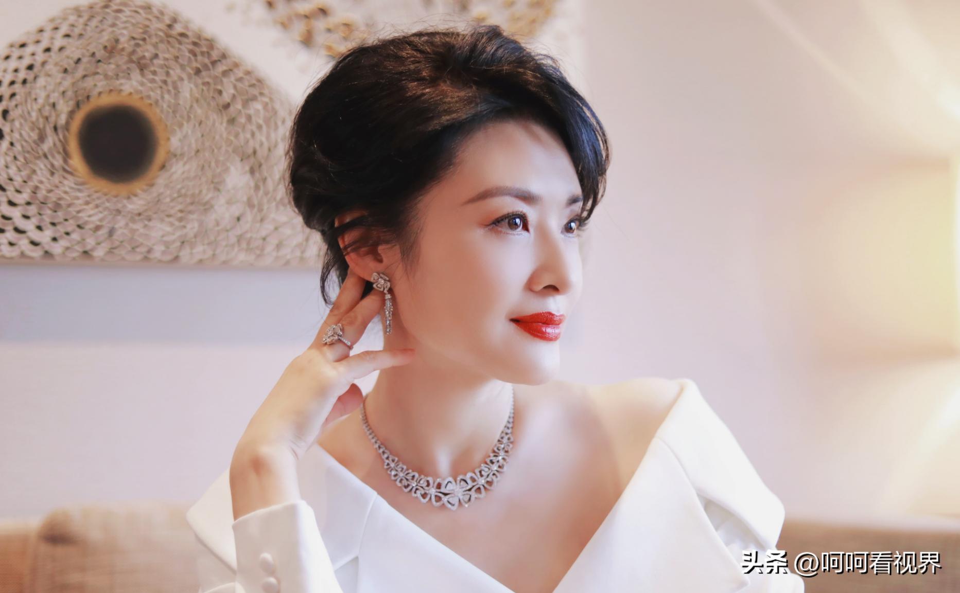 The 55-year-old Zhou Tao is still charming, wearing a white dress with ...