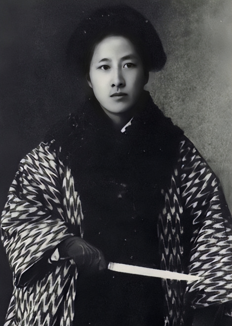 In 1907, 32yearold Qiu Jin died heroically. Although she was a