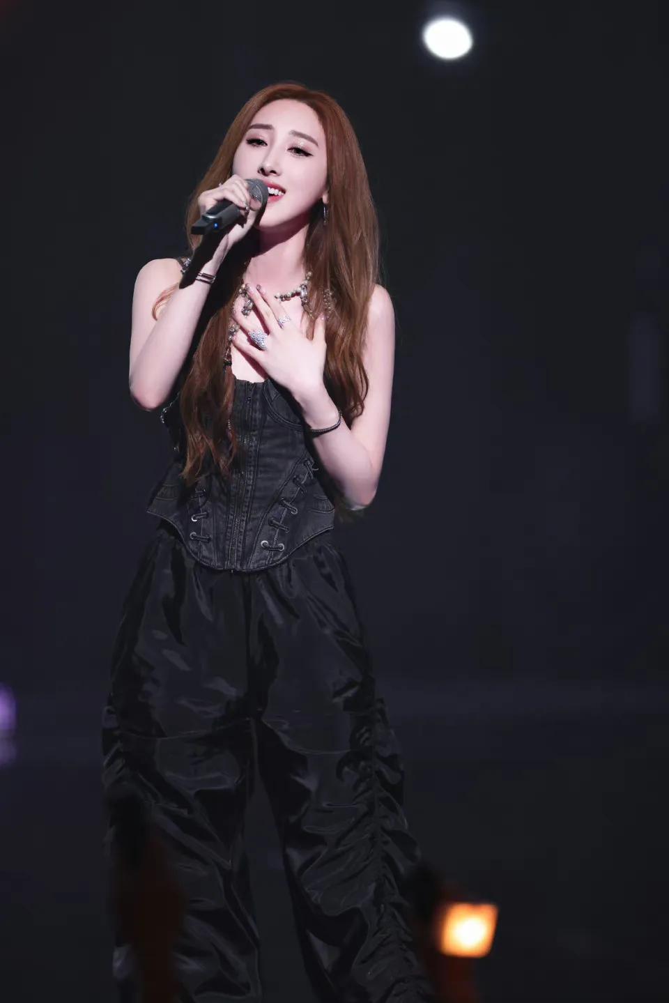 "Sisters Who Make Waves 2023" resurrection stage show, Wang Xiaomin is ...