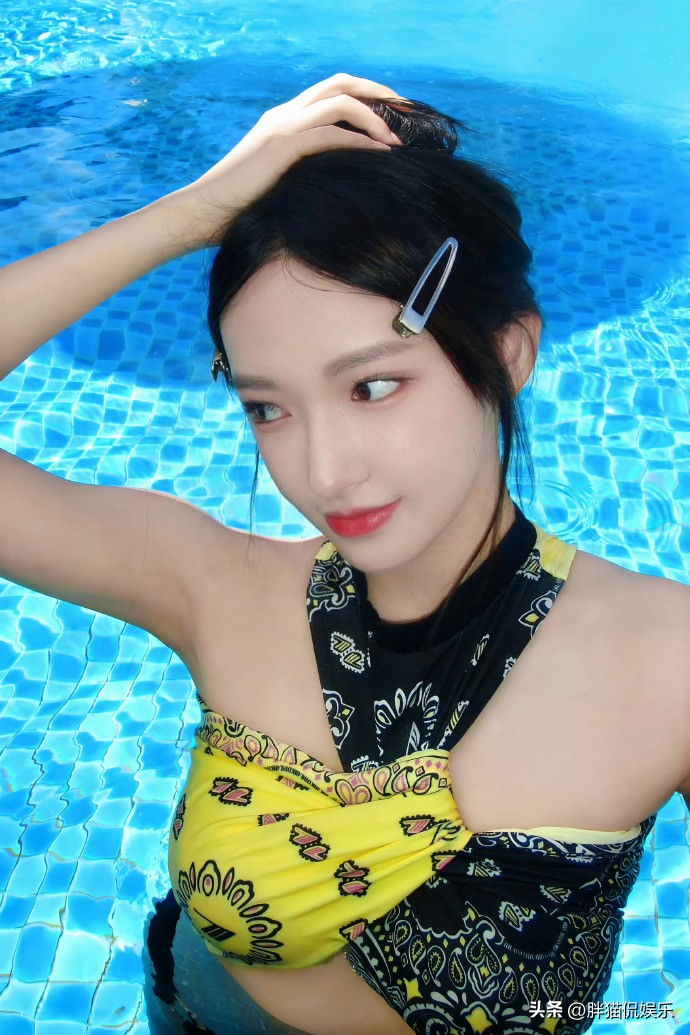 Cheng Xiao tried swimsuit styling, her clear facial features and fair ...