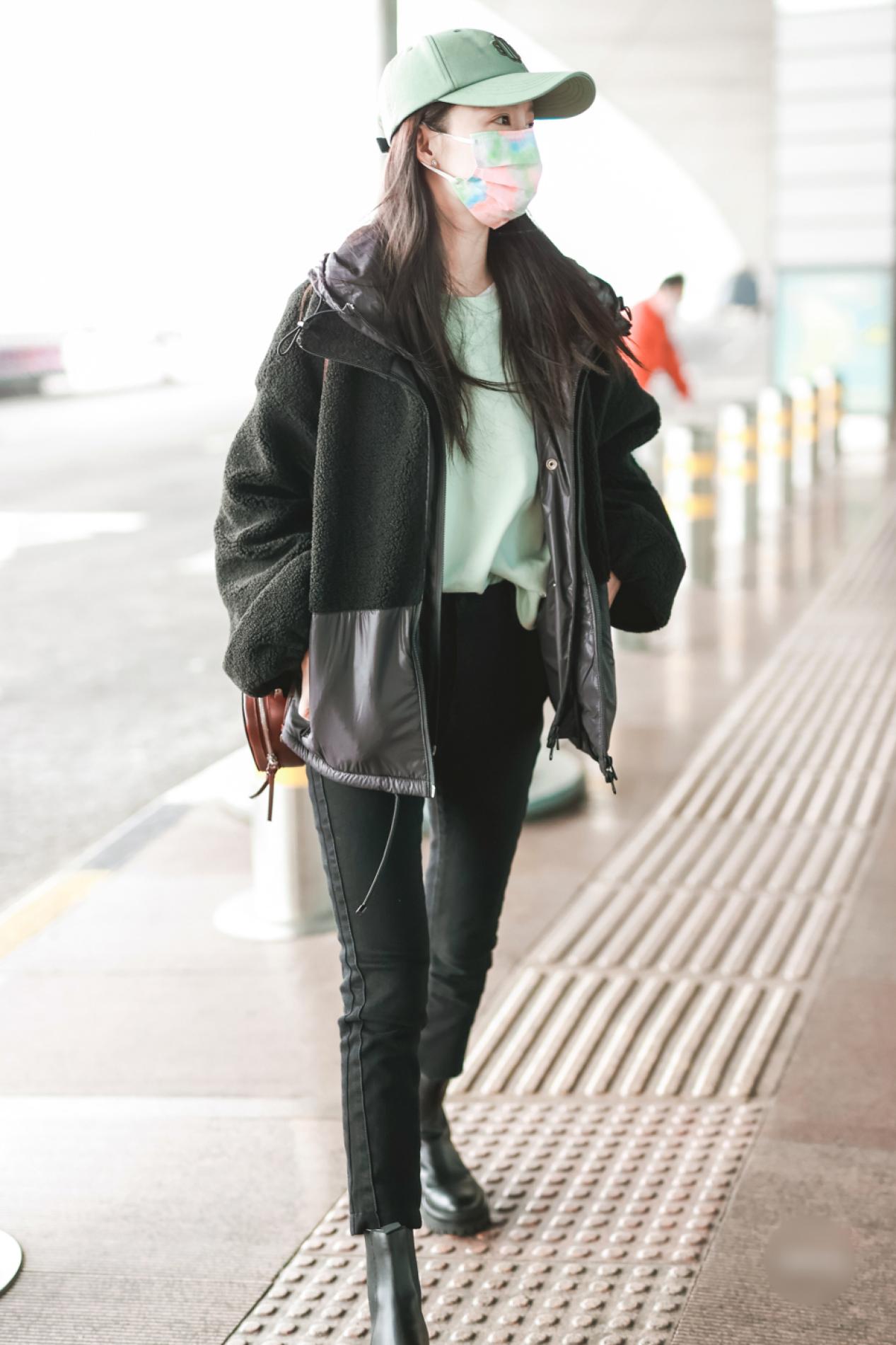 Li Qin is really good at wearing, black stitched jacket and light green ...