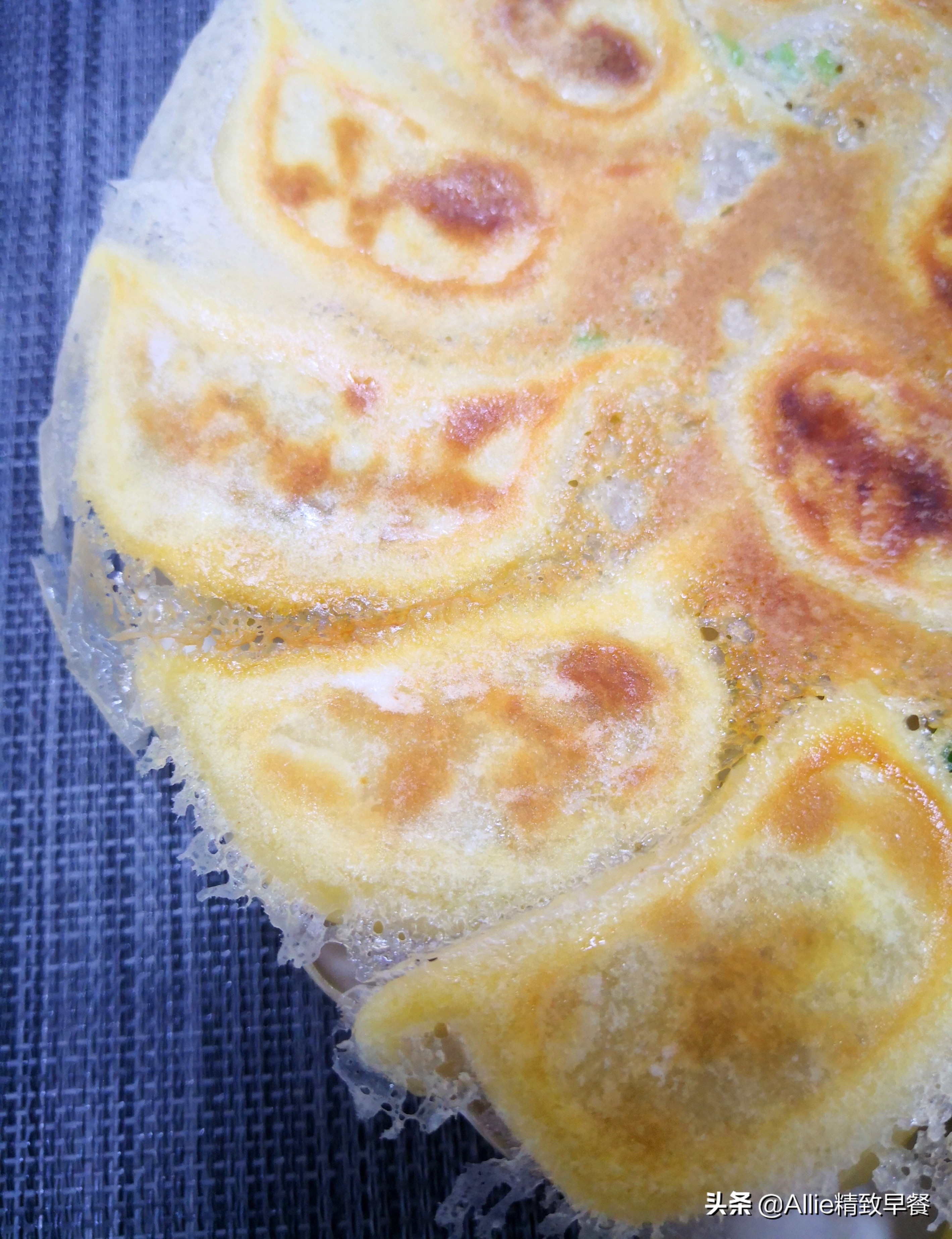 The fried dumplings are delicious and skillful. In this way, the pan