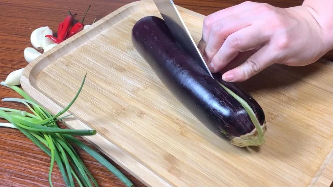 Steamed eggplant with garlic, simple steps, timeconsuming and short
