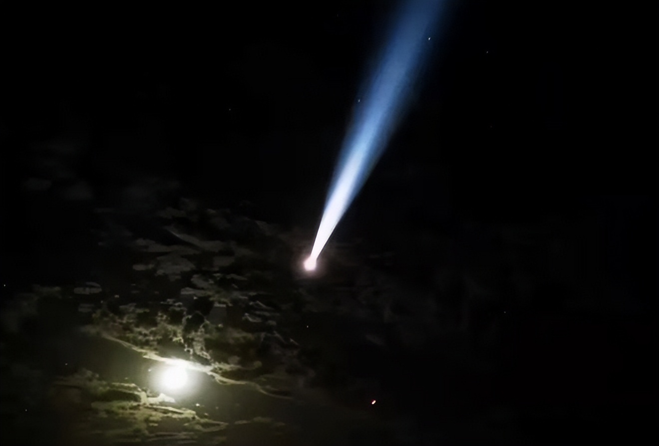 Flying Fire Object A fireball-shaped flying object appeared in Gansu. Witnesses said that ...