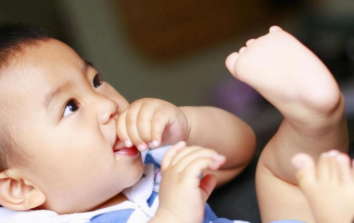 Baby kicking is not only fun and simple, parents understand the meaning