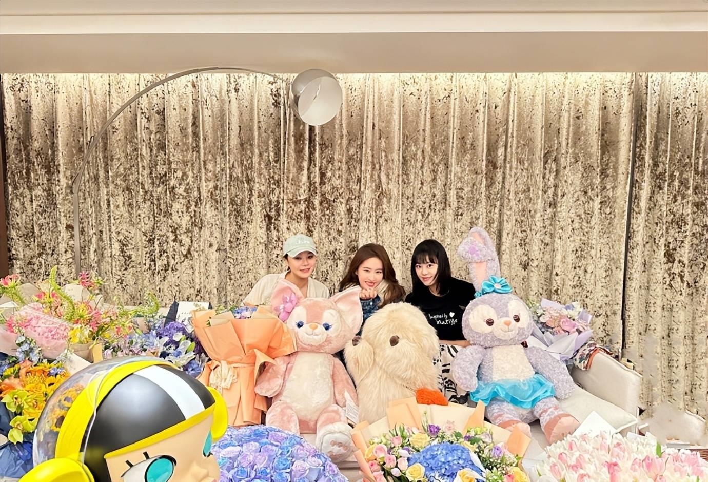 Happy Singles! Fairy sister Liu Yifei's 36th birthday photo, surrounded ...