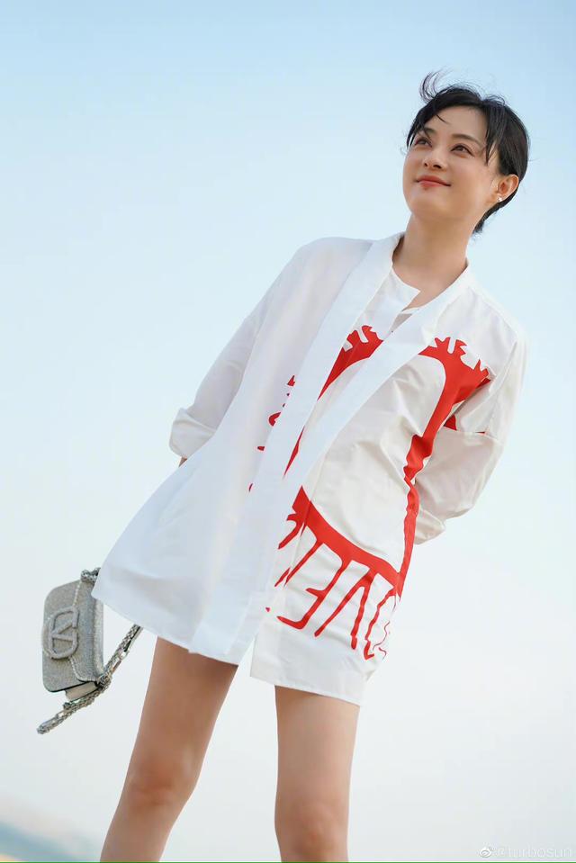 Sun Li posted travel photos, her son is tall and thin, and her daughter ...