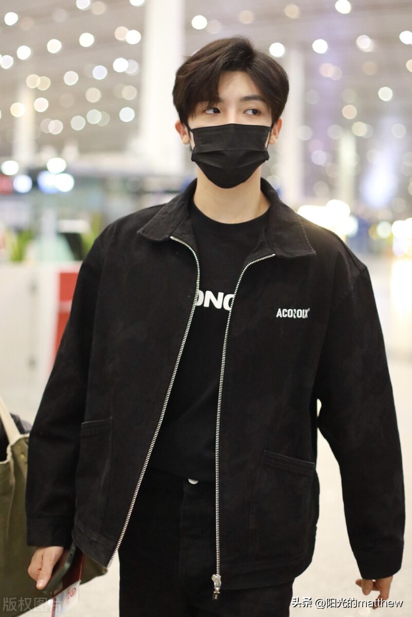 Hou Minghao appeared at Beijing Airport, wearing a black jacket with a ...