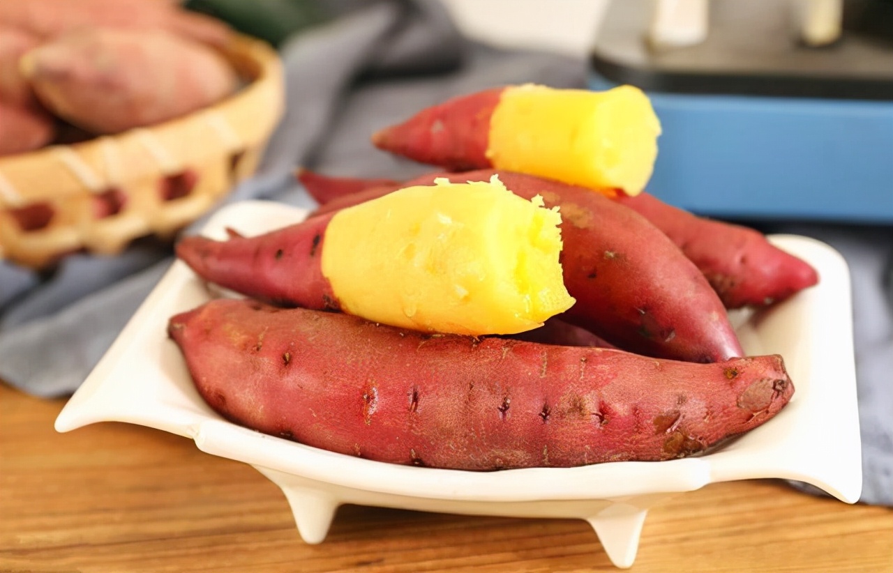 Does eating sweet potatoes raise blood sugar or lower blood sugar?Many