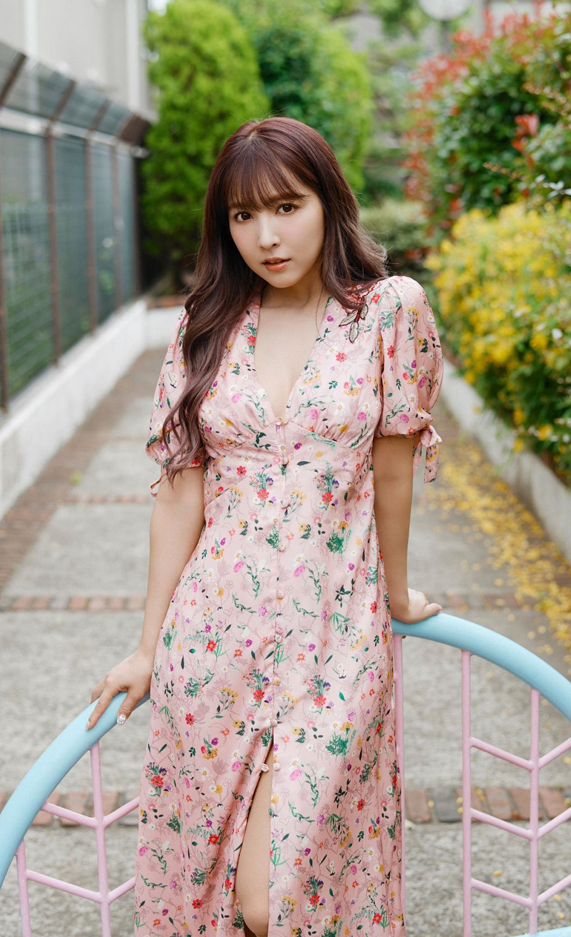 Pretty Slits The super popular floral skirt in spring, with high slits, is gentle ...