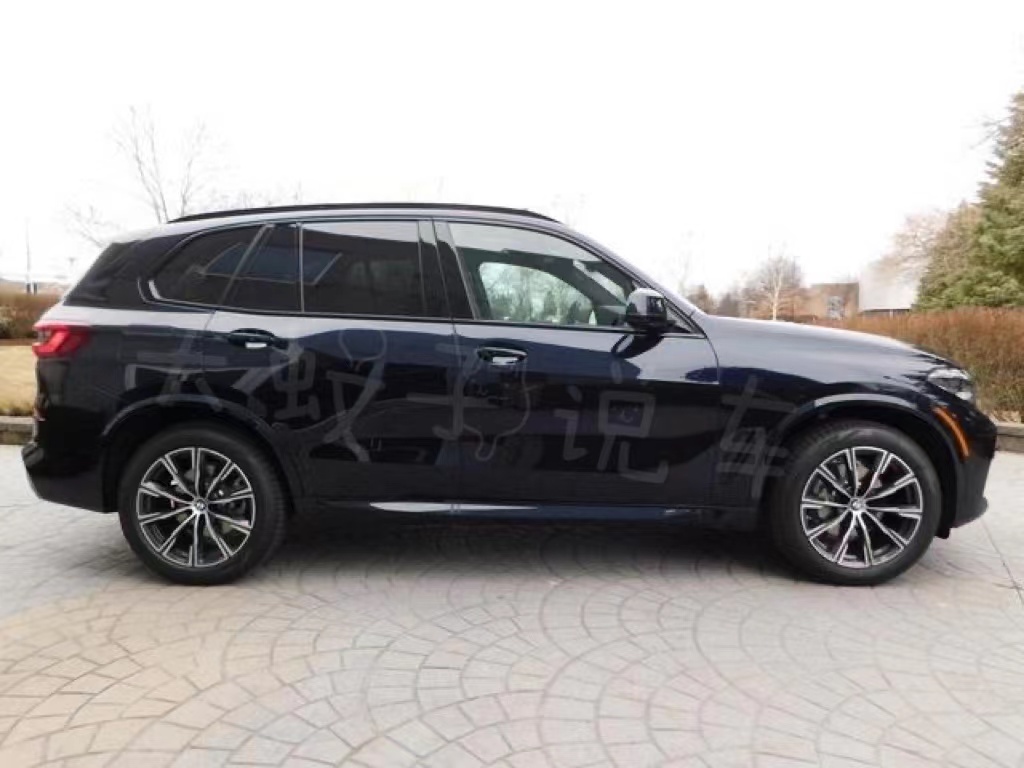 The BMW X5 configuration has been updated, adding 8 airbags + air