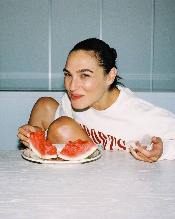 Gal Gadot's home photo casually eats watermelon and sticks out his tongue  and smiles - iNEWS