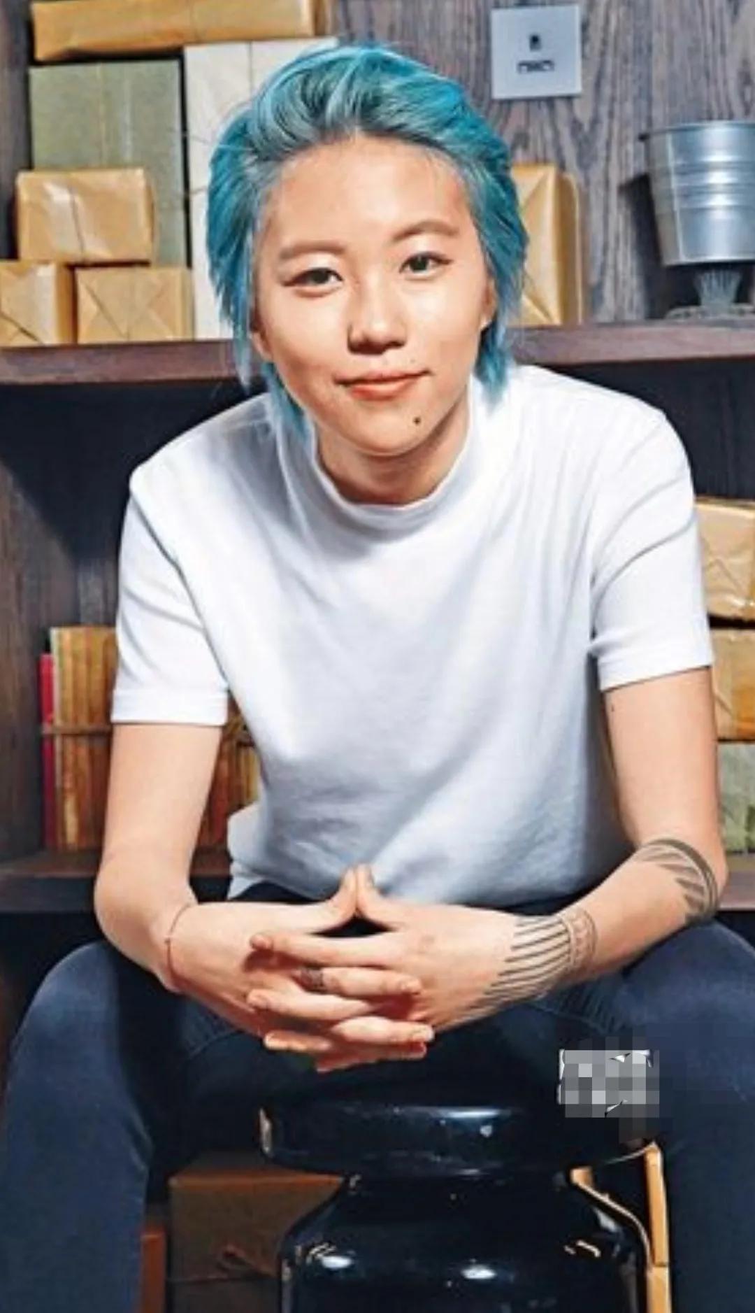 Dou Jingtong rarely wears long hair and has a charming singing voice ...