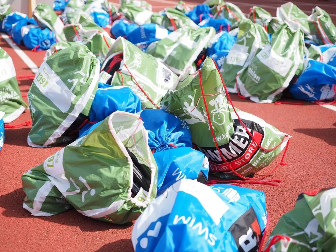 Can plastic bags be put in the microwave?The packing box cannot be used